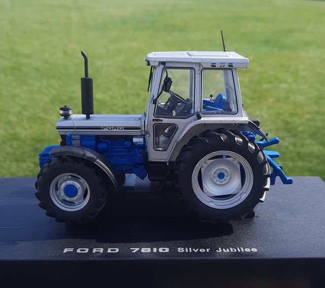 UNIVERSAL HOBBIES 1/32 SCALE FORD 7810 TRACTOR - JUBILEE EDITION