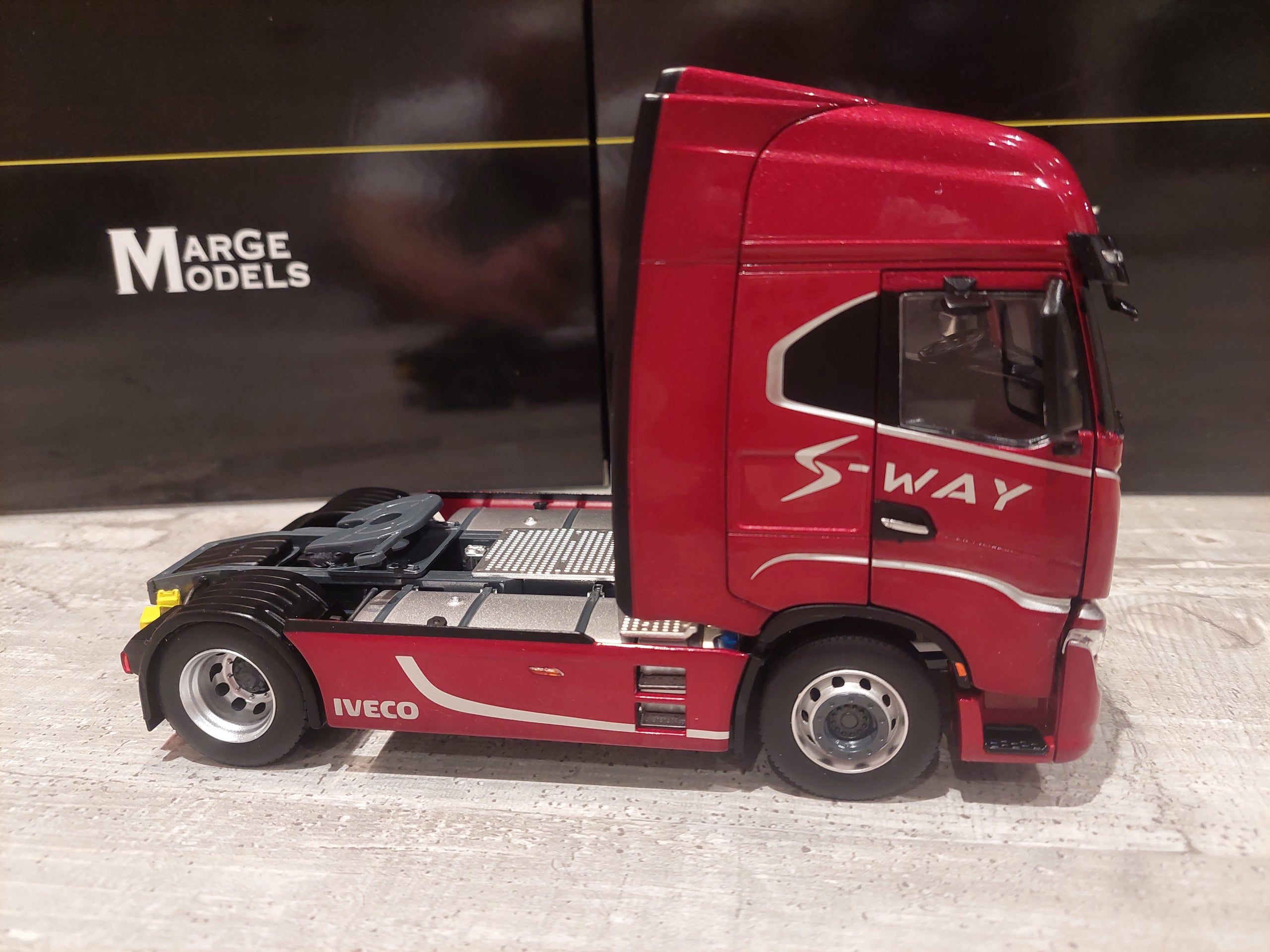Camion miniature IVECO S-Way 4x2 ROUGE décor S-WAY M2231-03-01